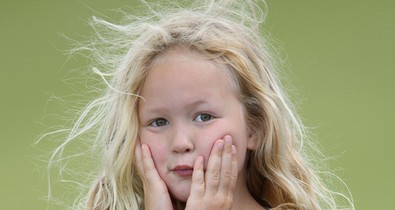 Ez a hétéves kislány lett a közellenség: ellökte a kis György herceget