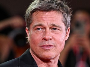 Mégis mi történik Brad Pitt külsejével? Radikális frizuraváltáson esett át a színész