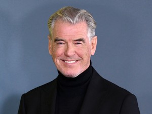 Pierce Brosnan fiával és unokájával ment kiállításmegnyitóra, csak úgy áradt belőlük az elegancia