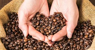 Ez történne a testeddel, ha kávézás helyett elrágcsálnál egy kávébabot