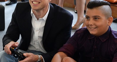 Kate Middleton nélkül Vilmos egy showman!