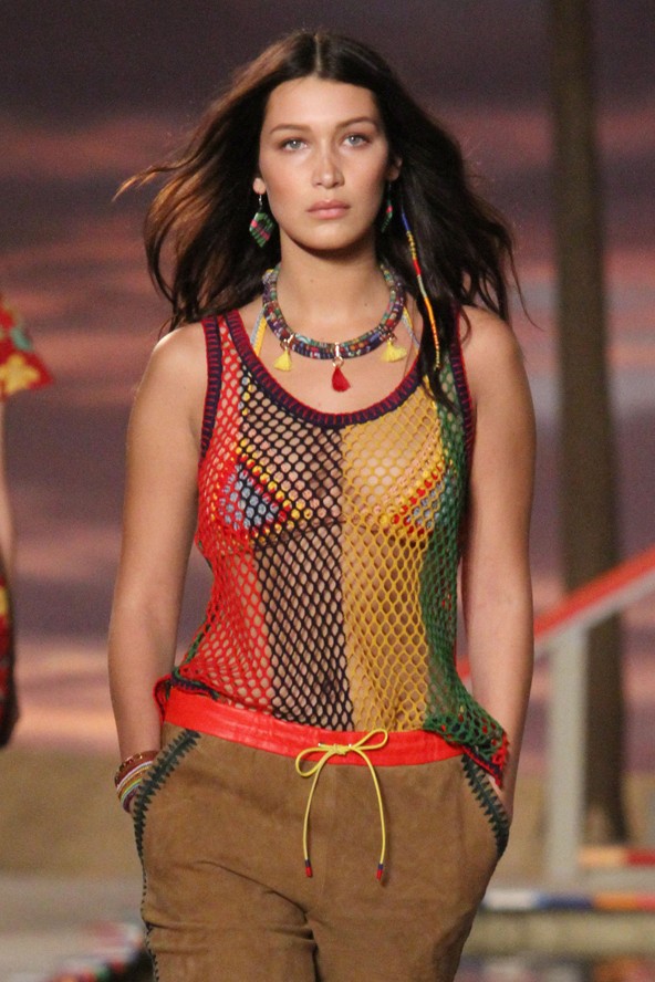 Bella Hadid és az új trenddarab a Tommy Hilfiger kifutóján