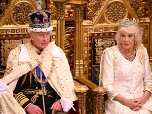 Szájról olvasó leplezte le Kamilla királyné és Károly király feszült pillanatát, ezért szidta le férjét a királyné a koronázáson