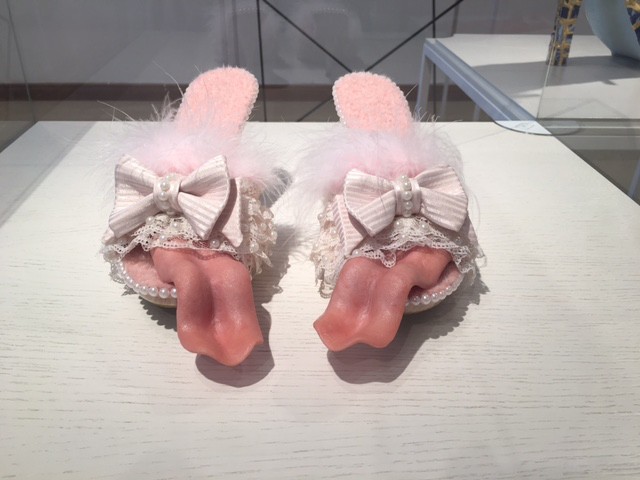 Extravagáns cipők a Műcsarnok tárlatában!