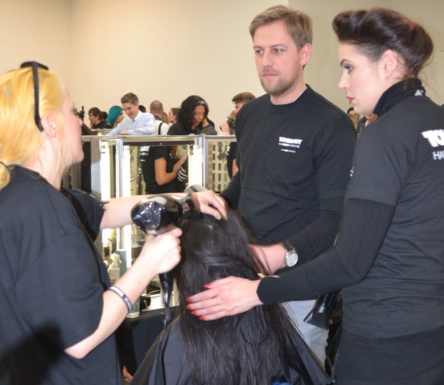 A fodrászstáb Friedman Petivel a Westwood-show előtt