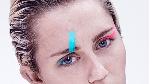 Miley Cyrus lilára festett szeméremszőrzettel