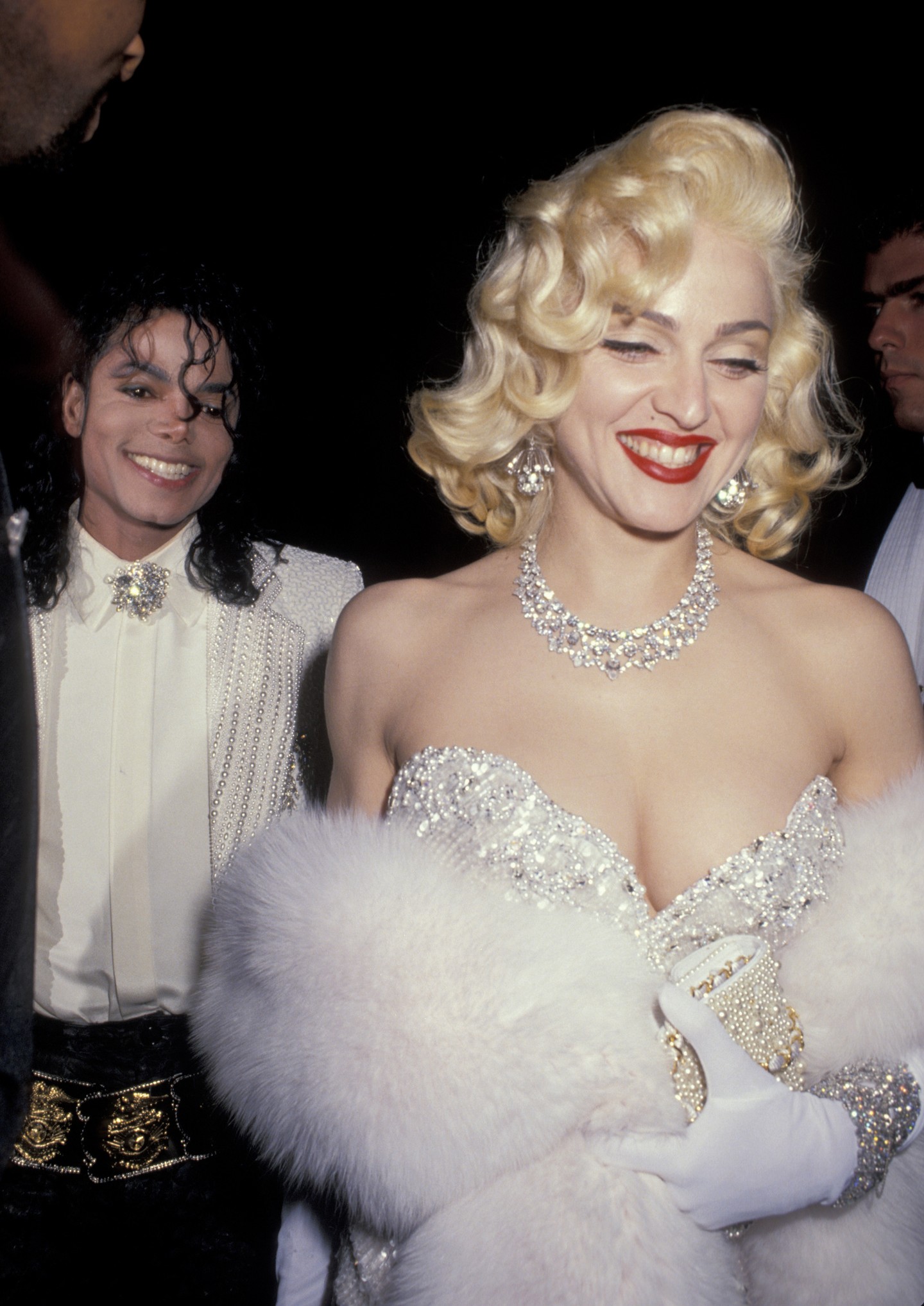 1991 - Madonna az Oscar-gálán Marilyn Monroe előtt tisztelgett egy régi hollywoodi stílusú, drágaköves Bob Mackie-ruhában, amelyet 20 millió dollár értékű Harry Winston ékszerekkel tett még látványosabbá.