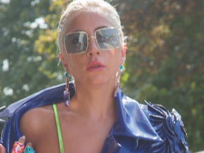 Lady Gaga TELJESEN levetkőzött és egy pornófilmbe is simán beleillenének a fotók 