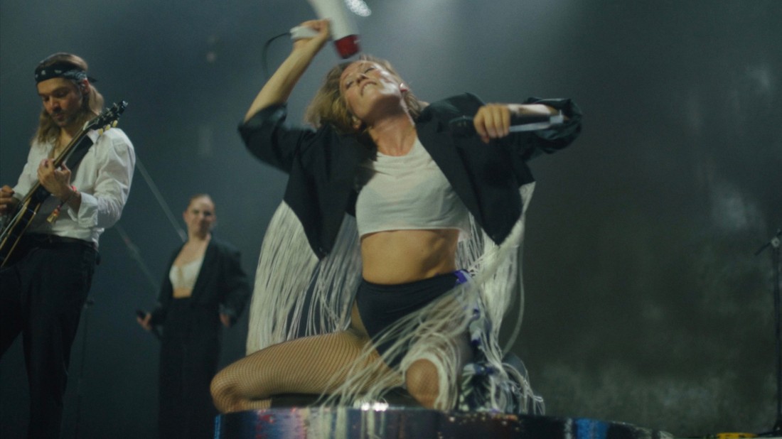 Sümeghy Claudia producerrel beszélgettünk friss filmjükről, a Fesztiválországról (Jelenet a filmből, a színpadon a Blahalouisiana)