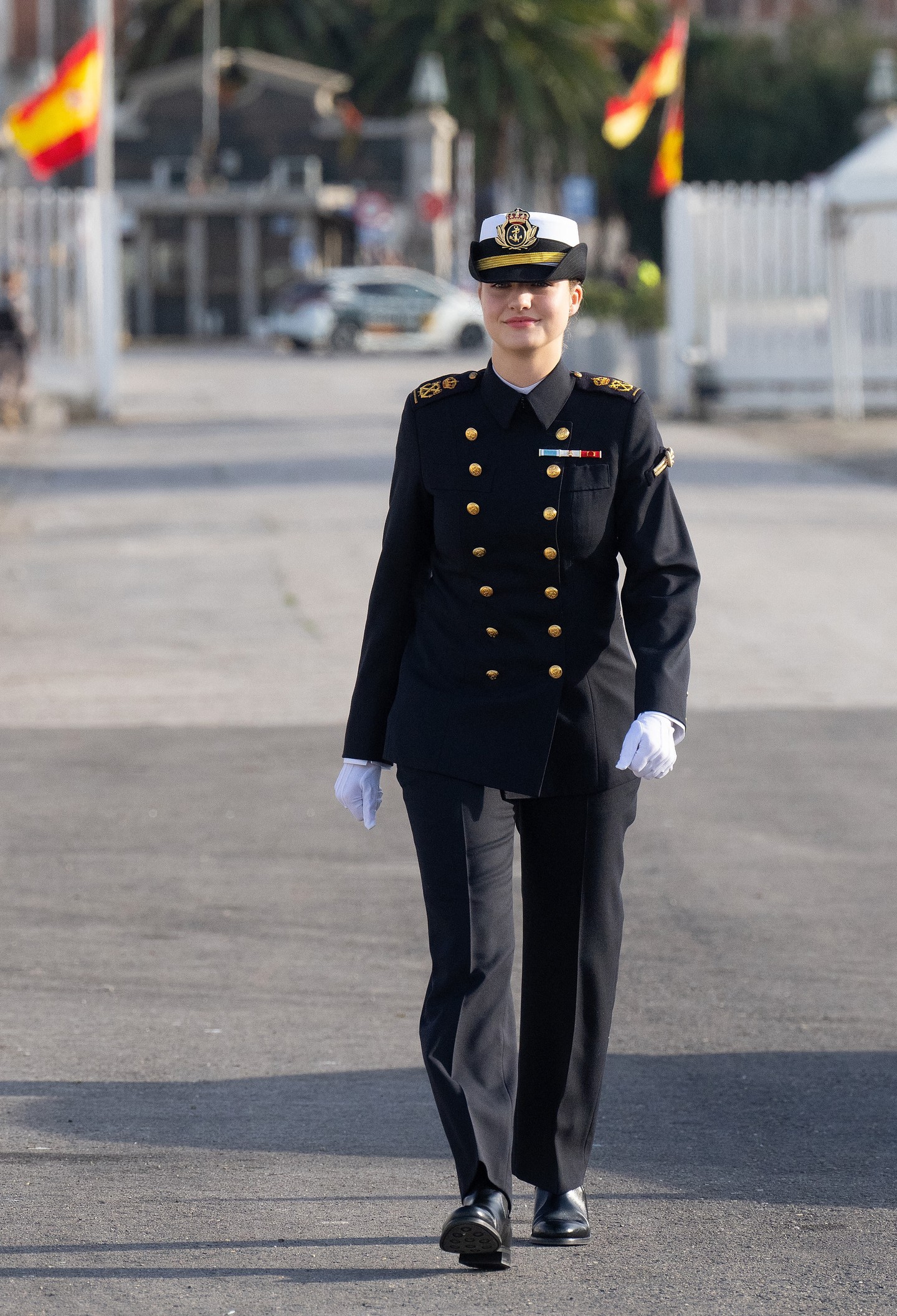 Leonóra hercegnő a Juan Sebastián de Elcano nevű vitorlás hadihajóra szállt fel Cadizban, hogy részt vegyen egy több hónapos katonai kiképzésen, amely New Yorkban ér majd véget. A spanyol haditengerészet egyenruhájában magabiztosan és határozottan lépett a nyilvánosság elé – megjelenése pontosan tükrözi azt a fegyelmezettséget, amit elvárnak egy leendő uralkodótól.