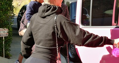 Kim Kardashian feneke semmi. Ez a fenék tényleg irreális!