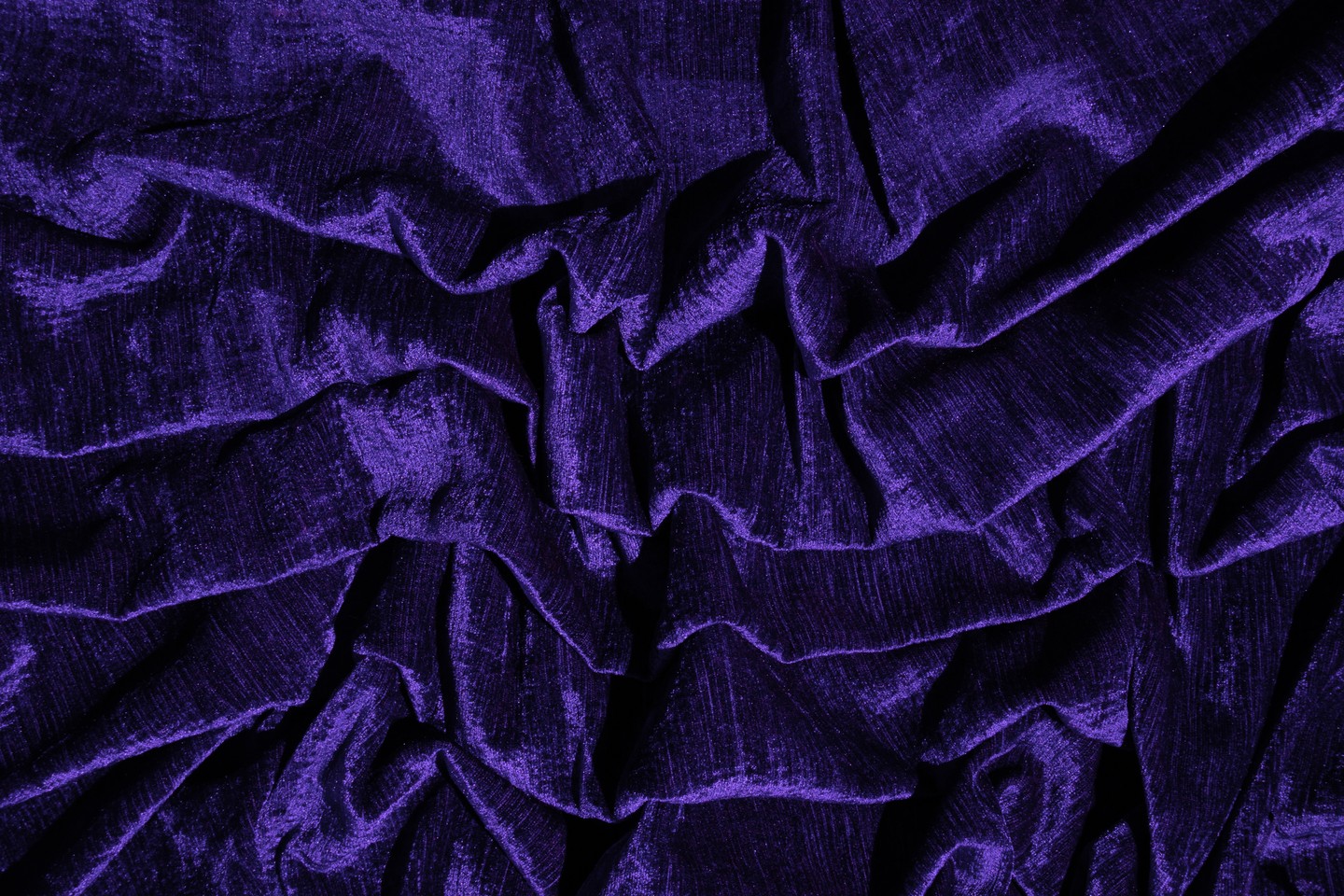 2025 - Future Dusk, vagyis „a jövő alkonya”- Ez a mély, sötét árnyalat a kék és a lila keveréke. A misztikum és a kikapcsolódás érzését testesíti meg. Gazdag, lila tónusával friss perspektívát kínál a sötétkékre.  