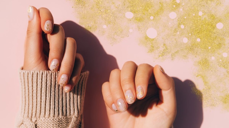 Legyen szó a teljesen egyszerű változatról, vagy éppen diszkrét csillogásról - válassz természetes, rózsaszín körmöket az ünnepekre is!