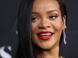 Rihanna újra felvette az egyik leghíresebb kabátját és vagány csavart vitt bele