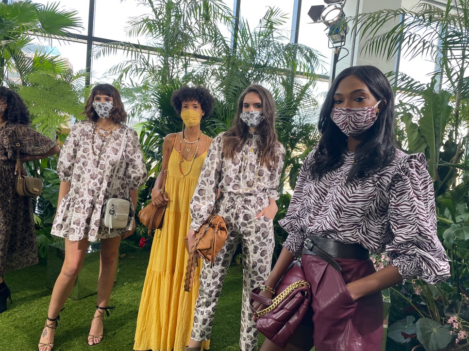 "Mindenképpen azt szerettem volna, hogy a haj tükrözze a Rebecca Minkoff nő gondtalan, szabad szellemiségét." - mondja a tervező.