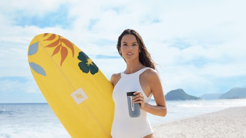 A hőségben csak egy jeges kávé segíthet! Alessandra Ambrosio brazil topmodell is ezzel frissül fel