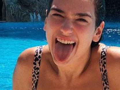 Dua Lipa durva szerelésben, zöld hajjal bulizott óriásit a születésnapján