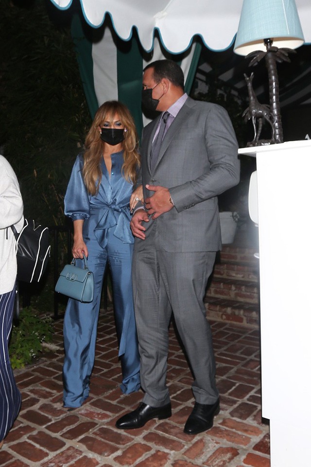 Jennifer Lopez nemcsak az év legszebb ruháját viselte tegnap, de még a frizurája is új