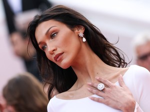 Bella Hadid testét csak kristályok borítják