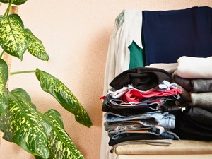 Ezt jelenti a pszichológia szerint, ha a ruháid halomban állnak a széken