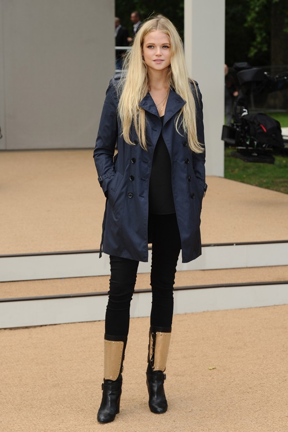 A londoni divathéten Burberry kabátban.