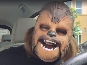 Ez a lány felpróbált egy Csubakka-maszkot, és nem bírja abbahagyni a nevetés