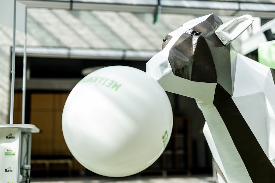 A metánmentes jövő mellett kampányol a Rama margarin, egy lufit fújó tehén installációjával is szeretnék felhívni a figyelmet arra, hogy mindannyiunknak változtatnunk kell, kevesebb húst és tejterméket kell fogyasztanunk a jövőben