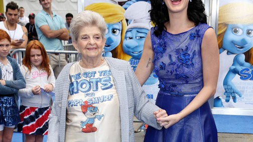 Katy Perry laza nagymamájával a hupikék szőnyegen