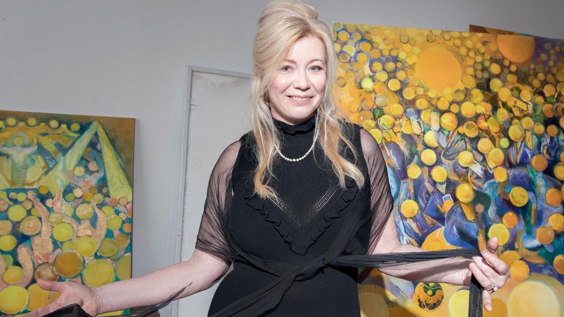 Horváth Éva Mónika képzőművész hitvallása szerint, ha elakadsz, akkor várni kell, tudni kell, hogy amit elkezdtél, azt be is fogod fejezni - mint bármit az életben - Stylist: Lévay Fruzsina Smink: Marencsák Zsófia Haj: Szepeshelyi Gabriella Fekete ingruha PROENZA SCHOULER-Spark Le Monde