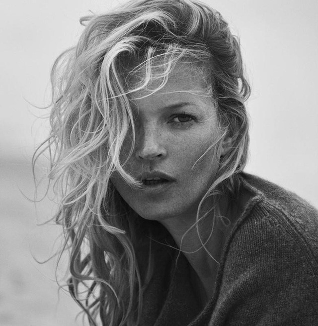 Munkakapcsolatuk negyedszázadig tartott, itt a 2016-os Naked Cashmere kampányban fotózta Kate Moss-t