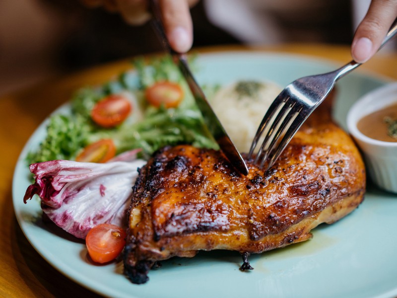 A séfek mindig így használják a sót, sokkal finomabb lesz tőle az étel