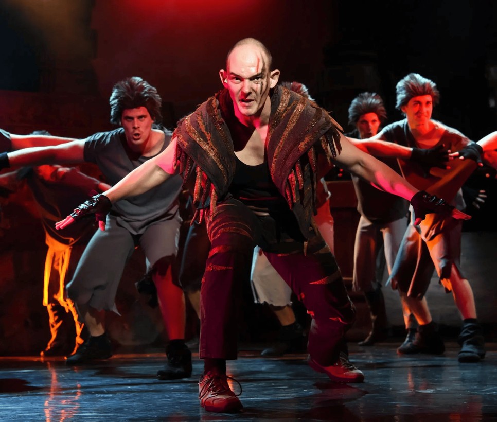 Orosz Ákos Sír Kánként a színpadon A dzsungel könyve című előadásban