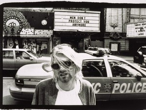 Ez már morbid! Pólóra nyomták Kurt Cobain búcsúlevelét