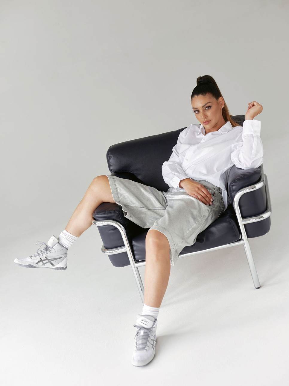 Kulcsár Edina digitális címlapinterjú – Ing MANGO, Ezüst bermuda ALLSAINTS, Zokni CALZEDONIA, Cipő ASICS