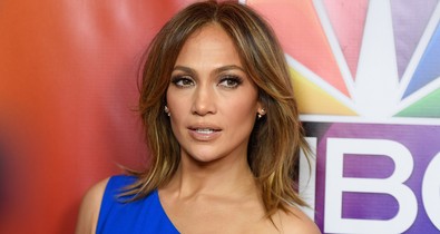 Jennifer Lopez bohósikkes, hosszú farmerszoknyája lesz a legnagyobb trend idén