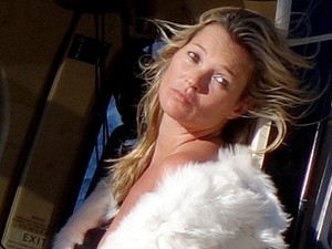 Kate Moss folytatja: 43 évesen most egy helikoperen fotózták meztelenül