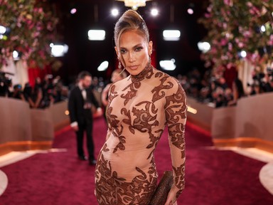 Jennifer Lopez zavarbaejtő dekoltázst villantott, csak úgy vonzotta a tekinteteket a gálán