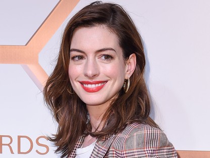 Anne Hathaway kockás blézere telitalálat! Minden szettet sikkessé varázsol