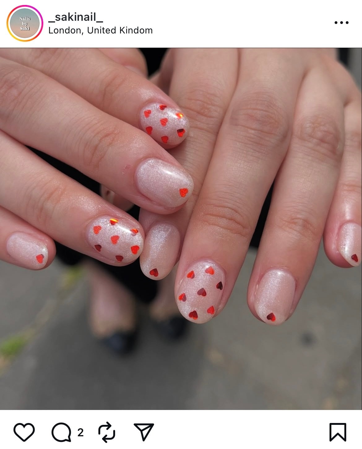 Csillogó alaplakk, apró szívmintás matricák – édes, igaz?