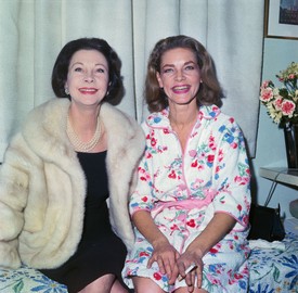 Vivien Leigh 1913. november 5-én született az indiai Darjeelingben, ahol édesapja, Ernest Hartley a brit hadsereg tisztjeként szolgált. Gyerekkorát részben Indiában, részben Európában töltötte, és már hatévesen tudta, hogy színésznő szeretne lenni. A fotón Lauren Bacall kolléganőjével látható 1967-ben.