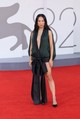 Greta Lee JW Anderson által tervezett Dior ruhában jelent meg a vörös szőnyegen. Nagyon merész, ugyanakkor aprólékosan kidolgozott tervezésről van szó. 