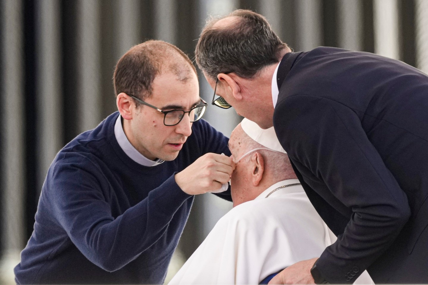 Mindent megtettek segítői / Fotó: MTI/AP