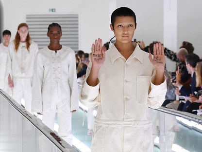 Elképesztő sztori: a kifutón tiltakozott a modell a Gucci ruhái ellen