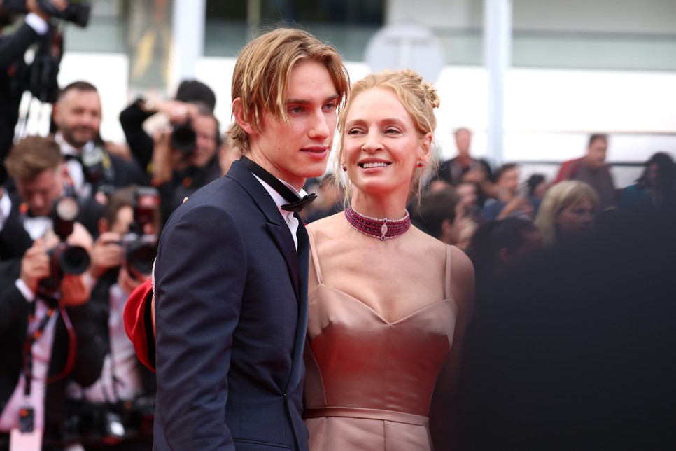Levon Thurman-Hawke és Uma Thurman a 2023-as cannes-i filmfesztivál vörös szőnyegén