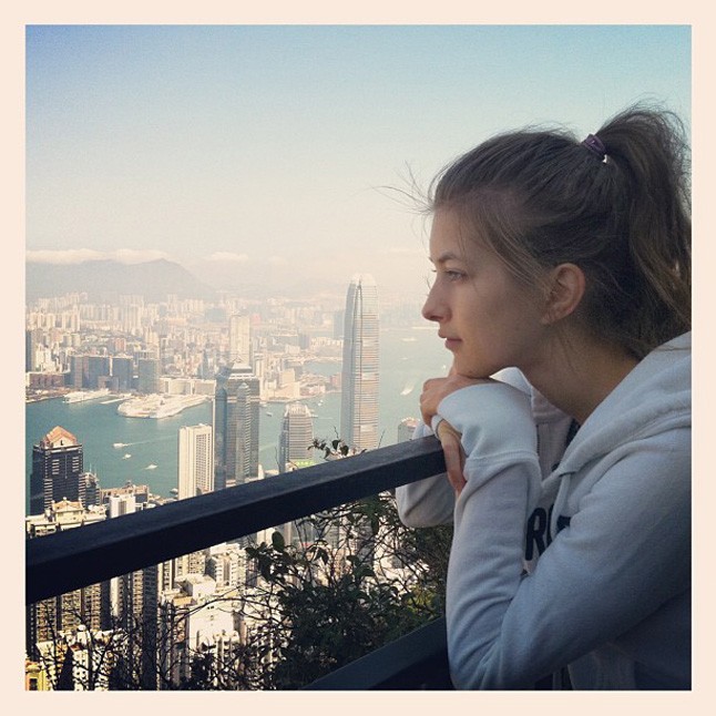 A háttérben Hong Kong