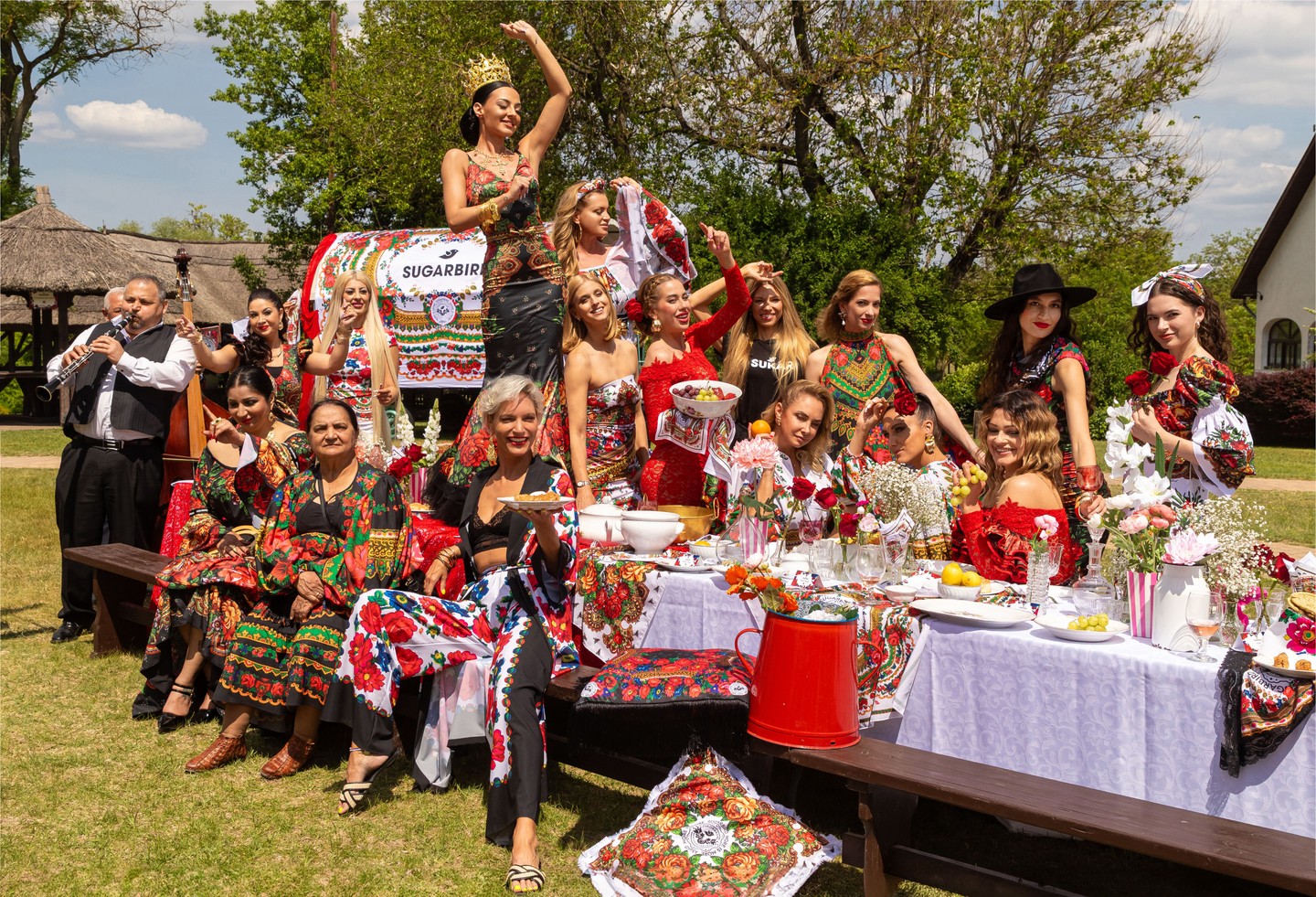 A Sugarbird ruháiban pózoló vendégek azt üzenték: a roma kultúra érték, amit viselni is lehet Fotó: Kovács Natália/Sugarbird