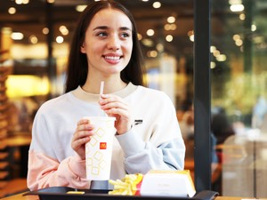 Fedezd fel a Nyugati McDonald's új partihangulatát: Fényfestés és élő DJ minden hétvégén!