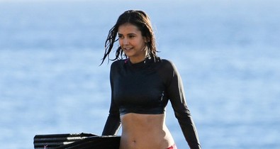 Nina Dobrev a cápák megmentésén fáradozik és közben lapos hasát mutogatja!