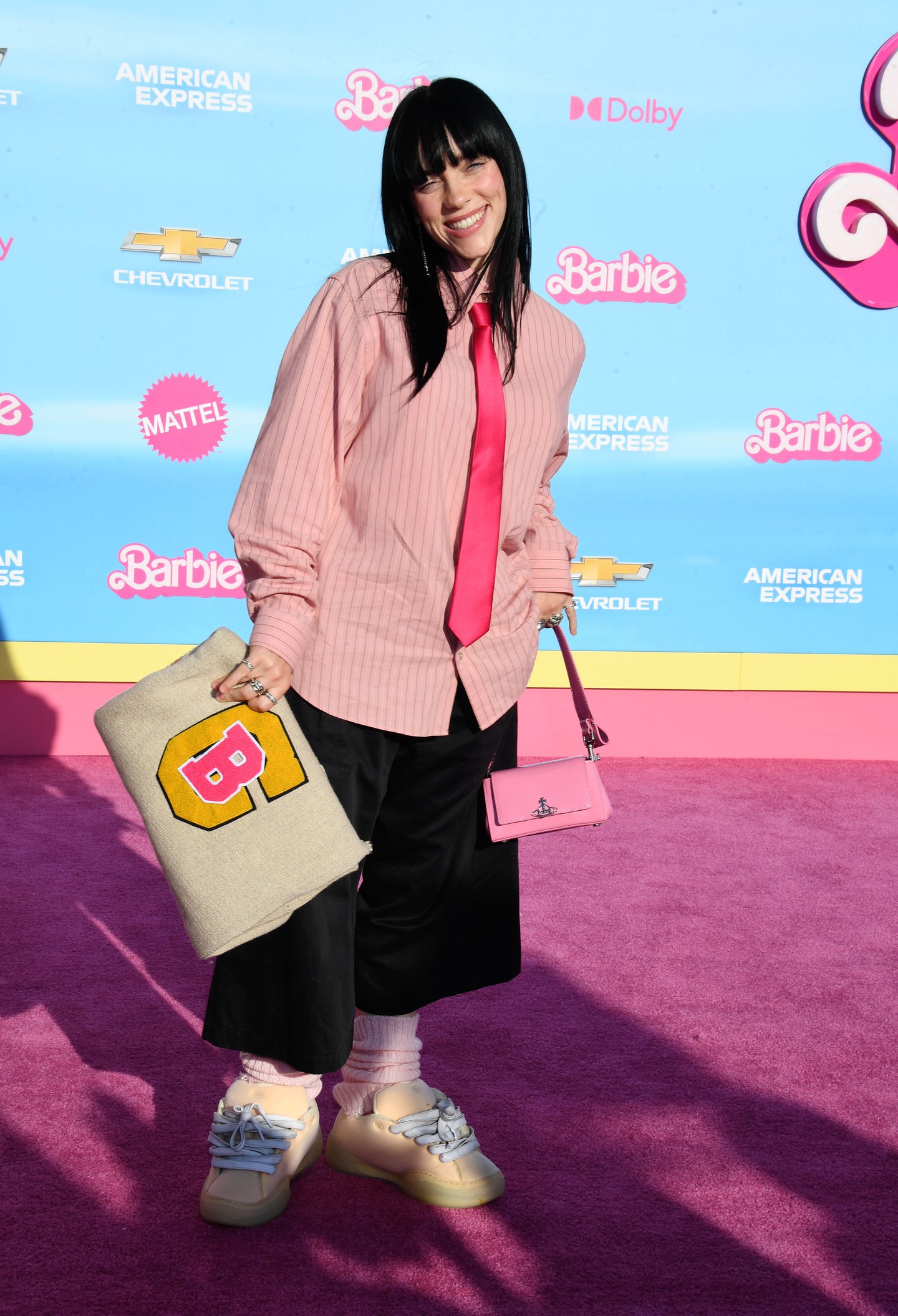 2023 - Természetesen a lazaság nem tűnt el Billie Eilish ruhatárából. A Barbie film premierjén elutasította Barbieland csajos csillogását, és inkább a régi vonalhoz tért vissza.