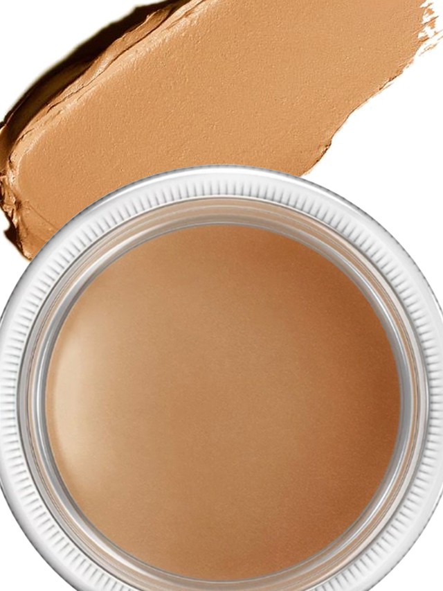 Nikki egy látványos, mégis igazán letisztult satírt készített Sallyann szemhéjára. Ezt egyszerűen kivitelezheted a MAC új Paint Pot árnyalataival. Ez a középbarna szín tökéletes lesz! Használj hozzá egy pufi fejű ecsetet és puhítsd el vele a terméket a mozgó szemhéj teljes területén!Paint Pot krémes szemhéjfesték (Contemplative State) MAC 8500 Ft